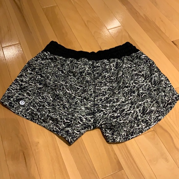 🌟HP🌟VEUC Lululemon Black/White/Army Green Patterned Tracker shorts- size 6 - Picture 12 of 17